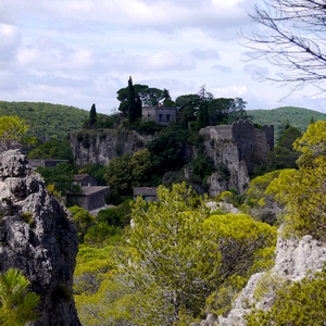 Château sur un promontoir, rochers et végétation - France  - collection de photos clin d'oeil, catégorie paysages